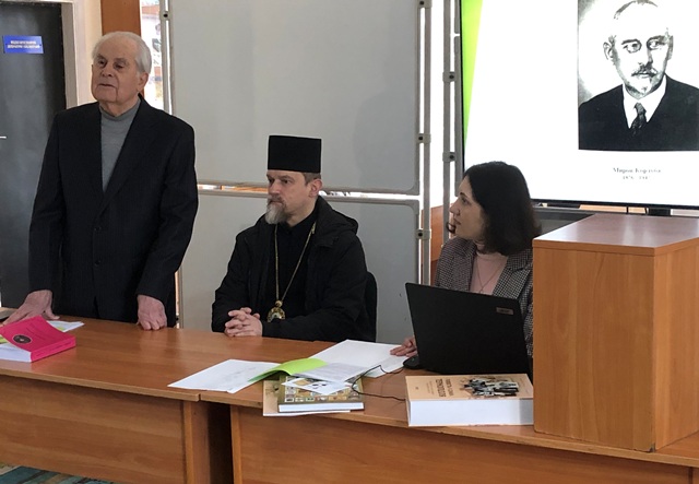  Відкриває засідання Михайло Андречин